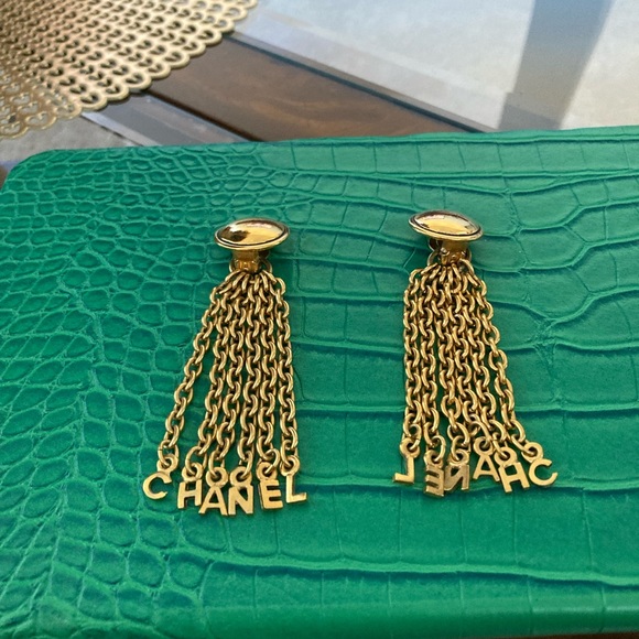 Pre-Loved Vintage CHANEL Gold Plated Clip-On Chain Dangle/Button Earrings - Picture 4 of 5